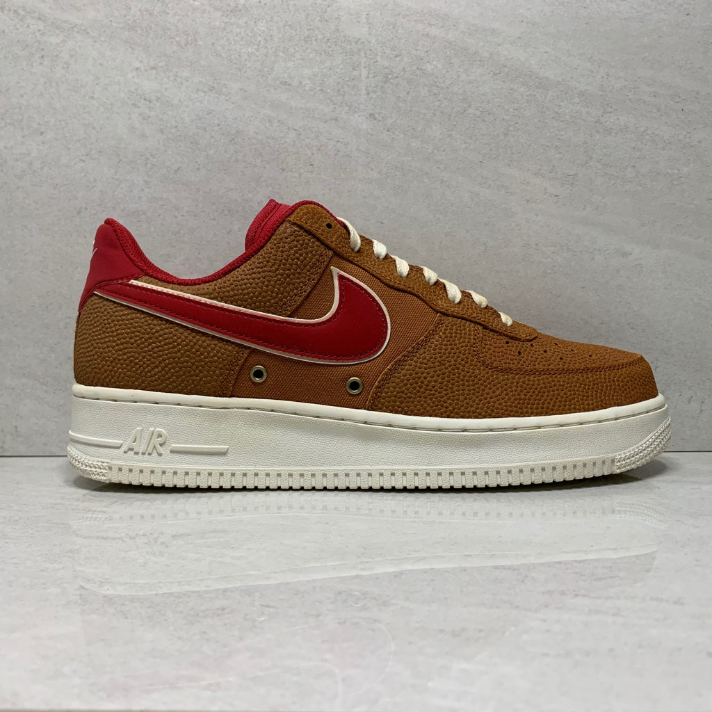 Nike Air Force 1 Low '07 LV8 - 718152 206 - Talla 9.5 Tawny/Gym Red Baloncesto Cuero