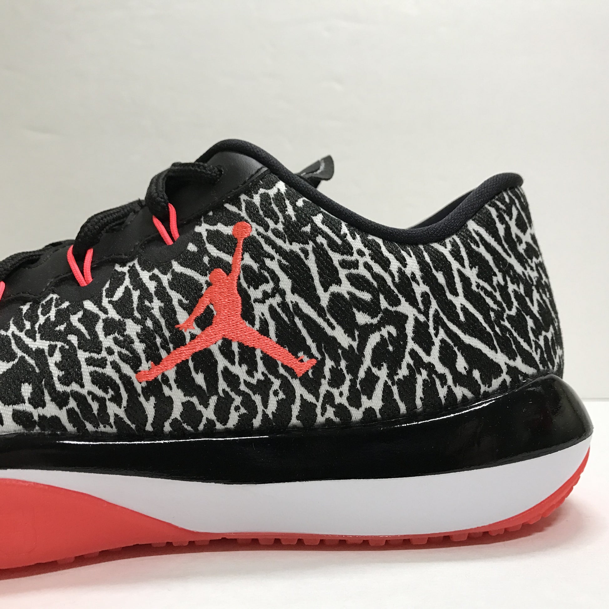 DS Nike Air Jordan Trainer 1 Black Elephant Print/Infrared  Low BG Size 7Y - DOPEFOOT
 - 6