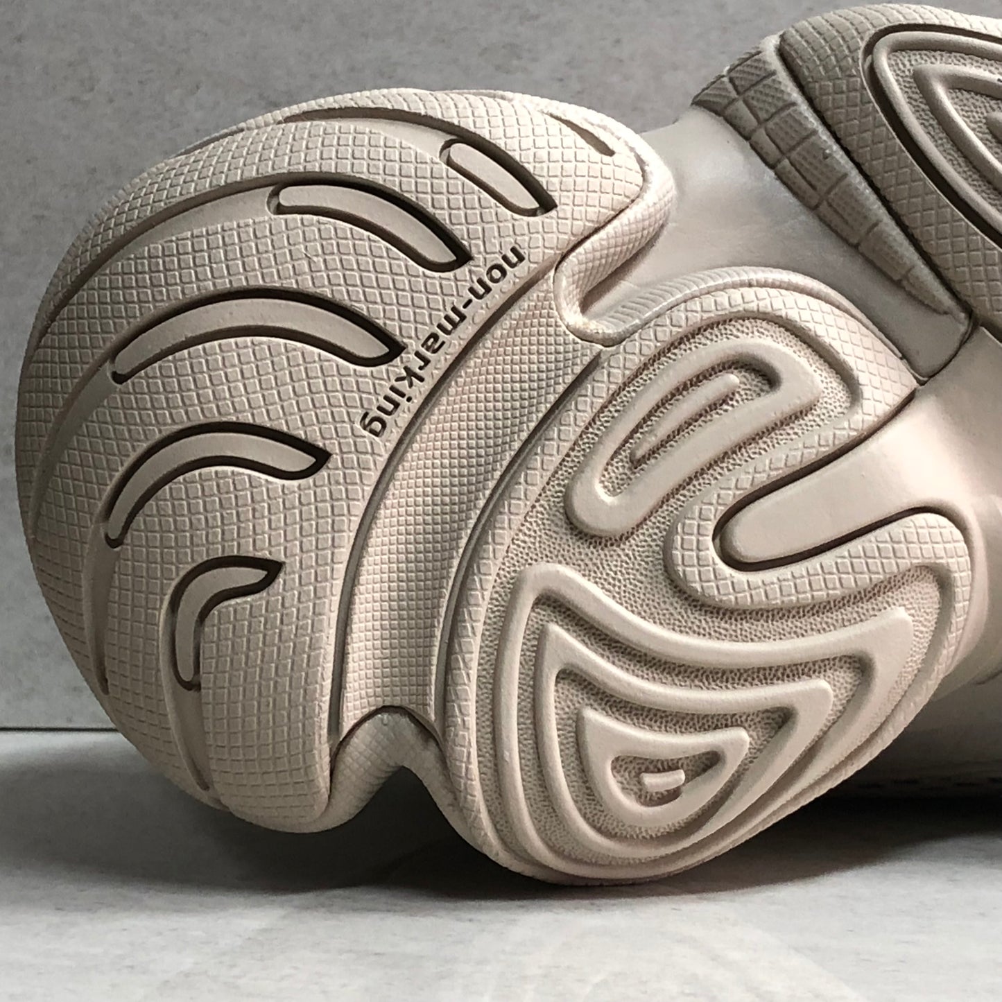 DS Adidas Yeezy 500 Size 10 Blush DB2908