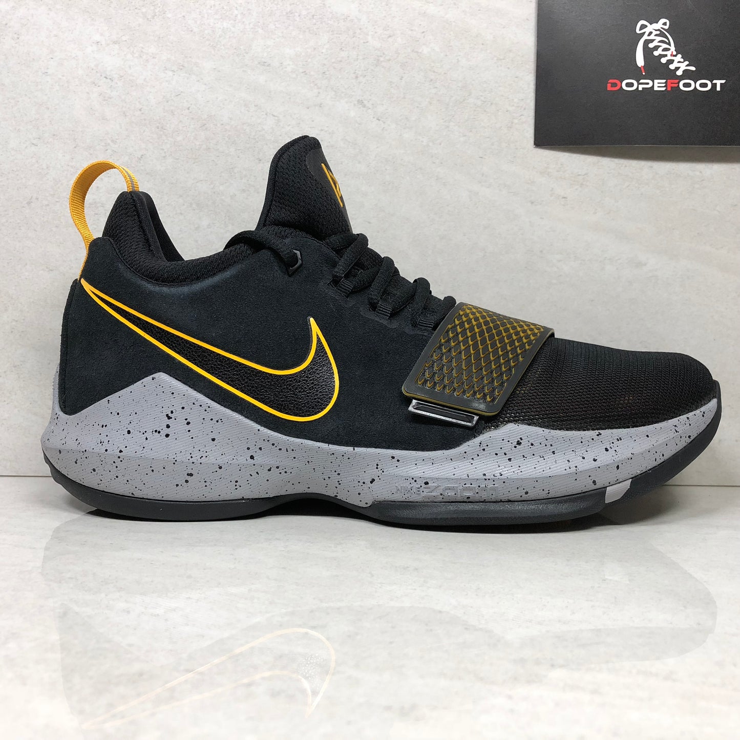 Nike Basketball PG1 - 878627-006 - Talla de hombre 10 Negro / Dorado universitario