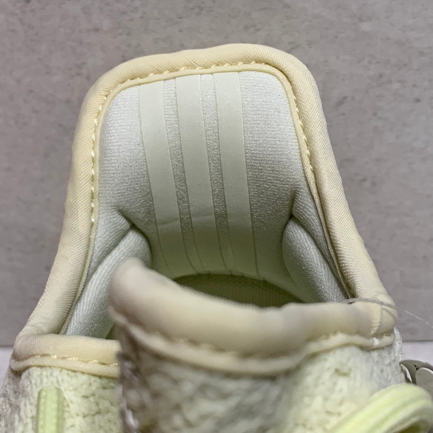 adidas Yeezy Boost 350 V2 Taille 5/Femme Taille 6.5 Beurre F36980