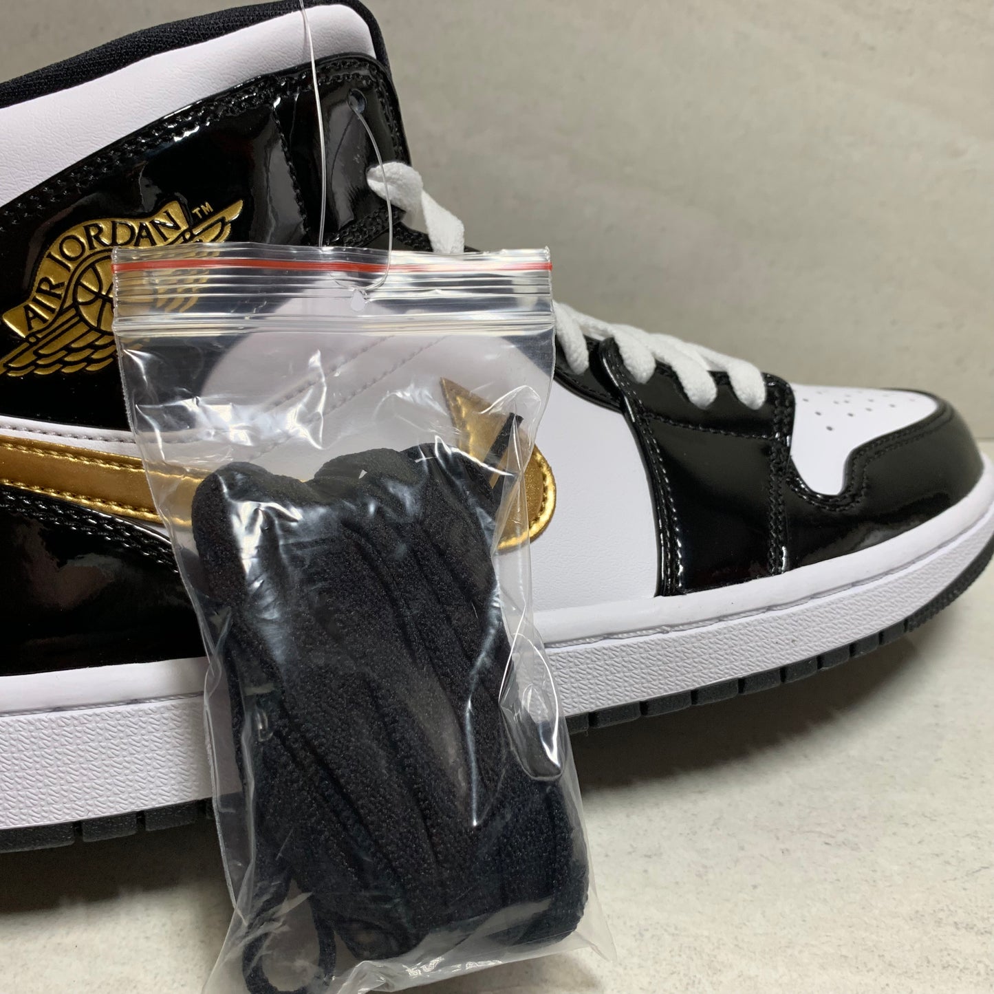 Jordan 1 I Mid Size 9 Patent Negro Blanco Oro 852542-007