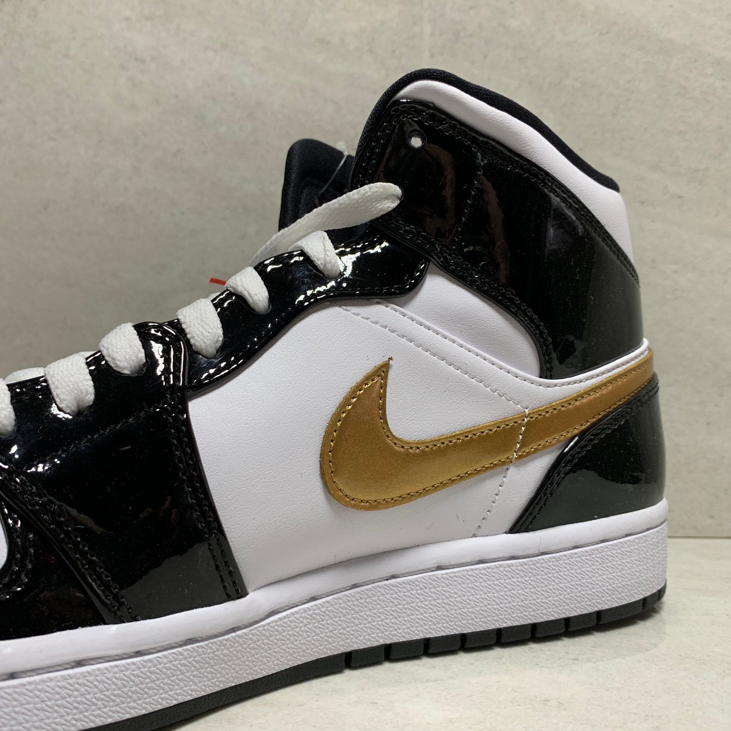 Jordan 1 I Mid Size 9 Patent Negro Blanco Oro 852542-007