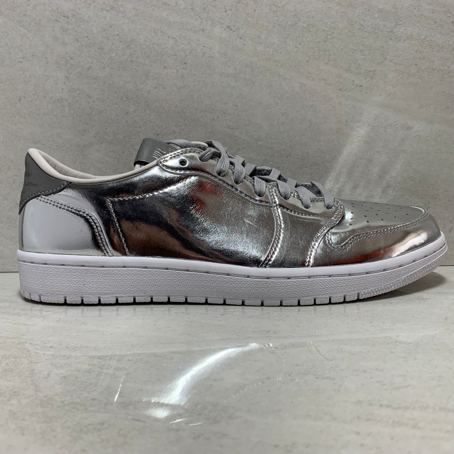 NIKE AIR JORDAN 1 I LOW OG SWOSHLESS PINACLE TAILLE 10 ARGENT 852549 003