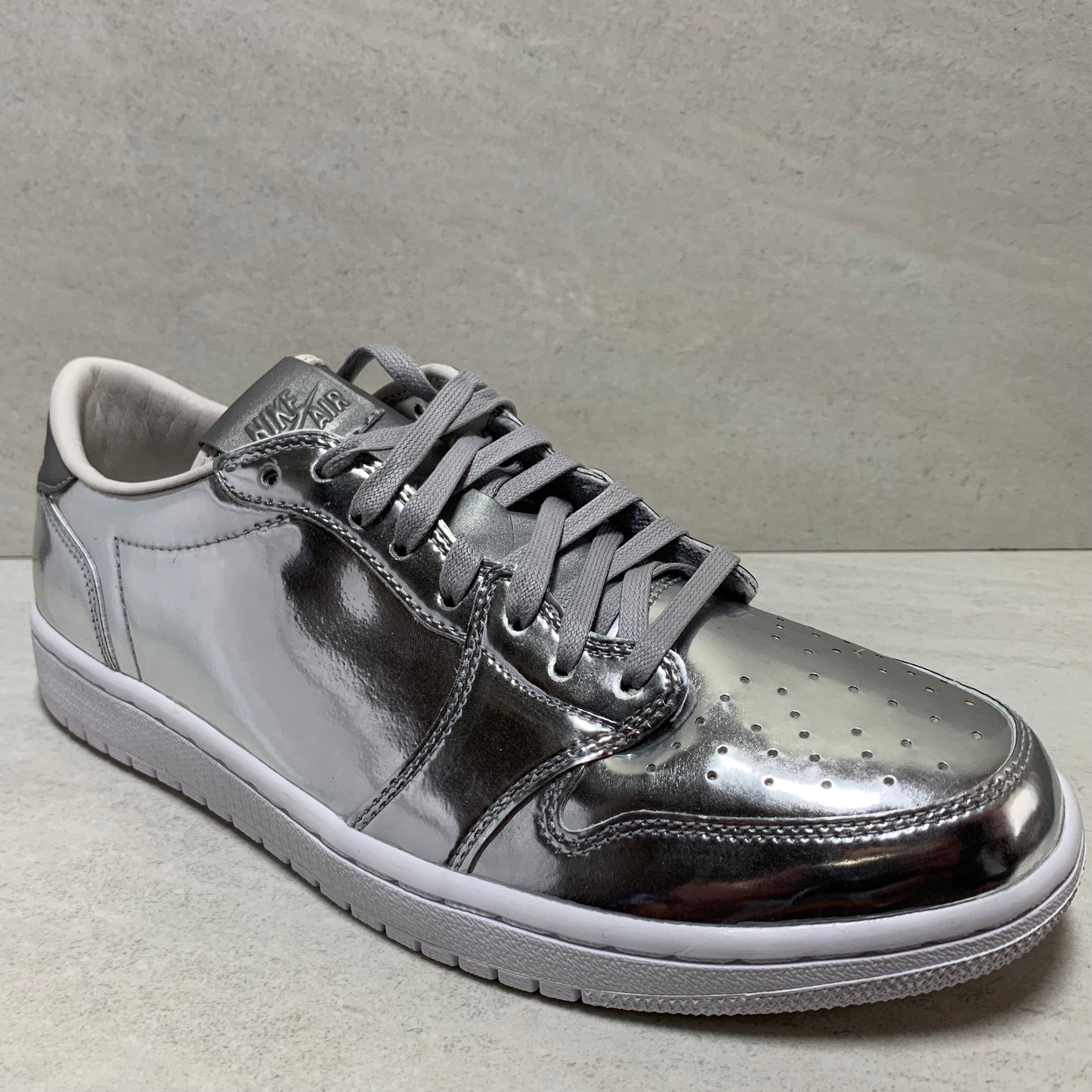 NIKE AIR JORDAN 1 I LOW OG SWOSHLESS PINNACLE TALLA 10 PLATA 852549 003