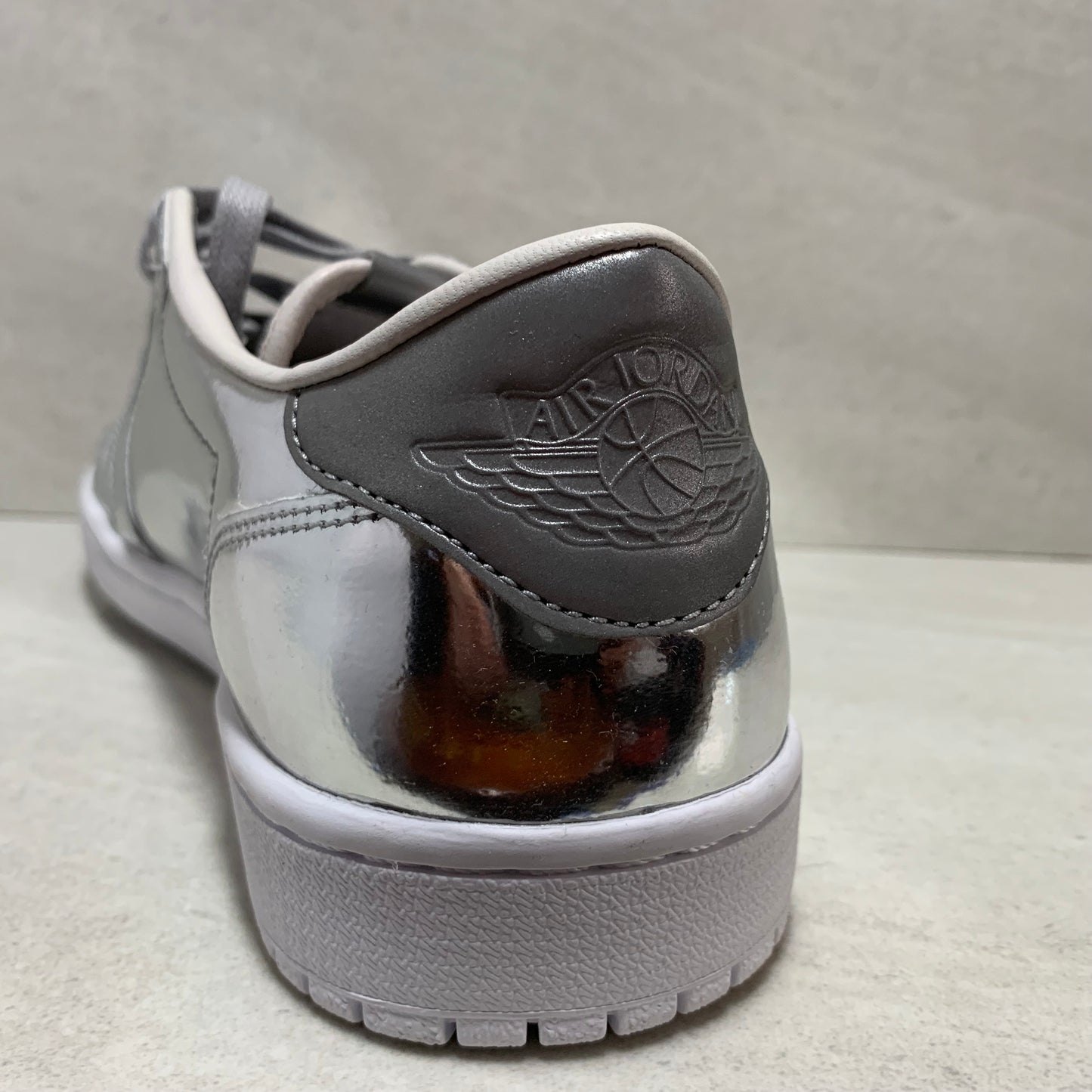 NIKE AIR JORDAN 1 I LOW OG SWOSHLESS PINNACLE TALLA 10 PLATA 852549 003