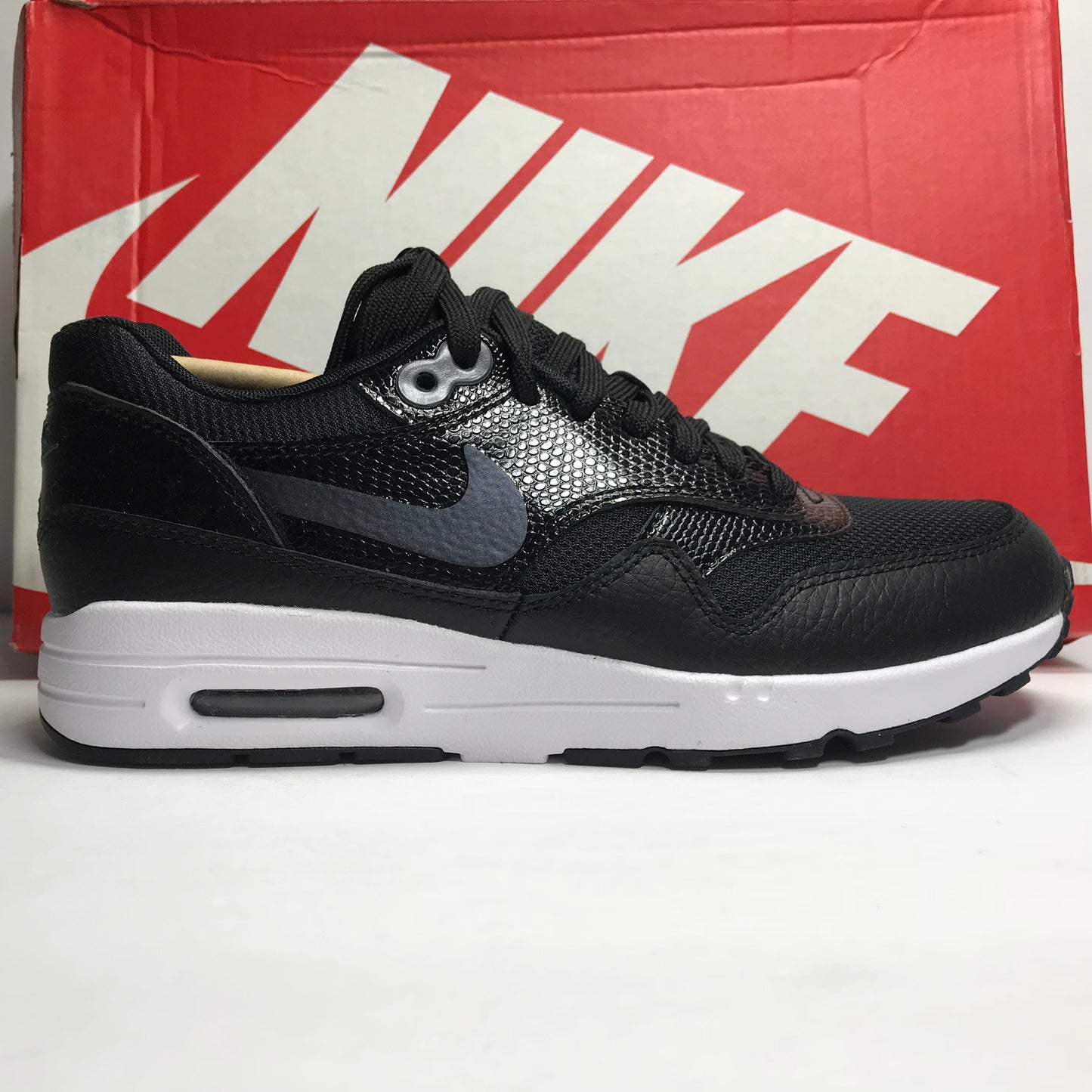 DS Women's Nike Air Max 1 Ultra 2.0 Black/White Size 5 - Nike