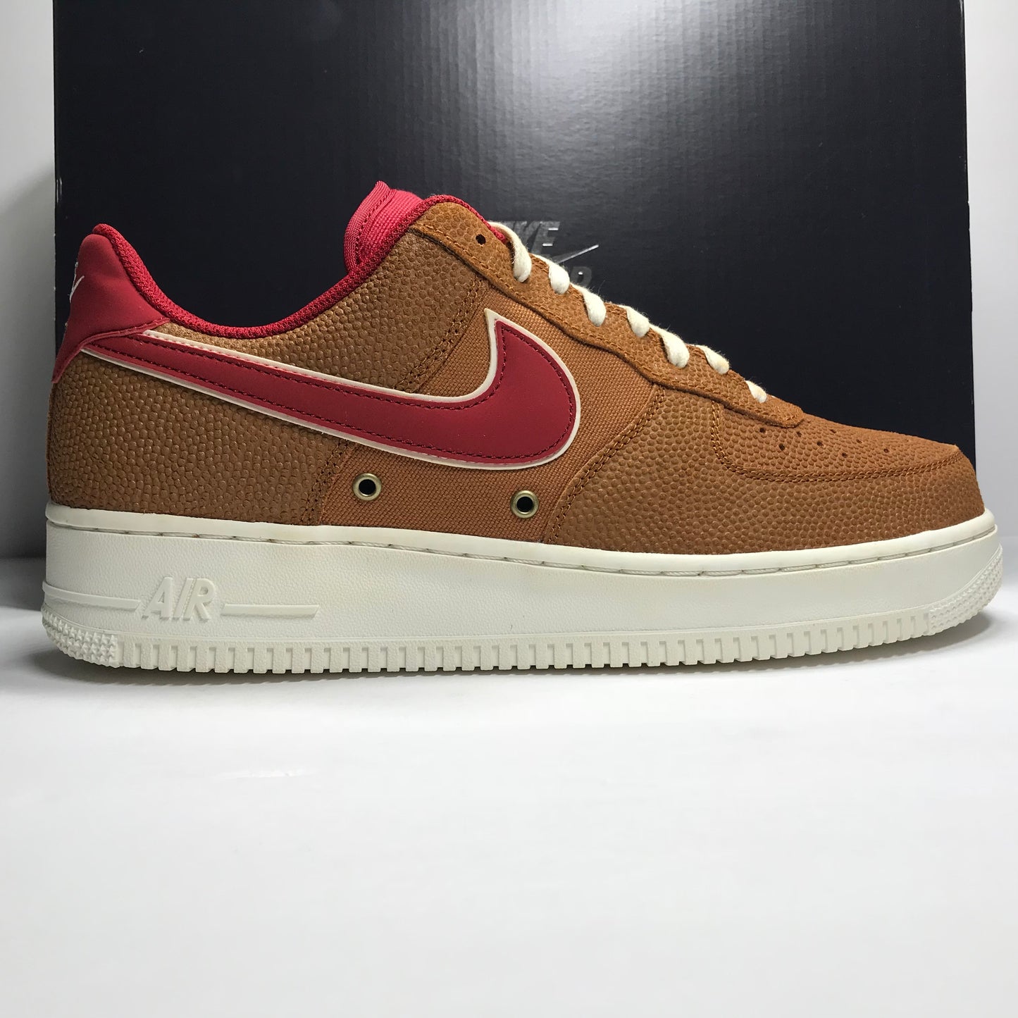 Nike Air Force 1 Low '07 LV8 - 718152 206 - Taille 9.5 Tawny/Gym Red Basket Cuir