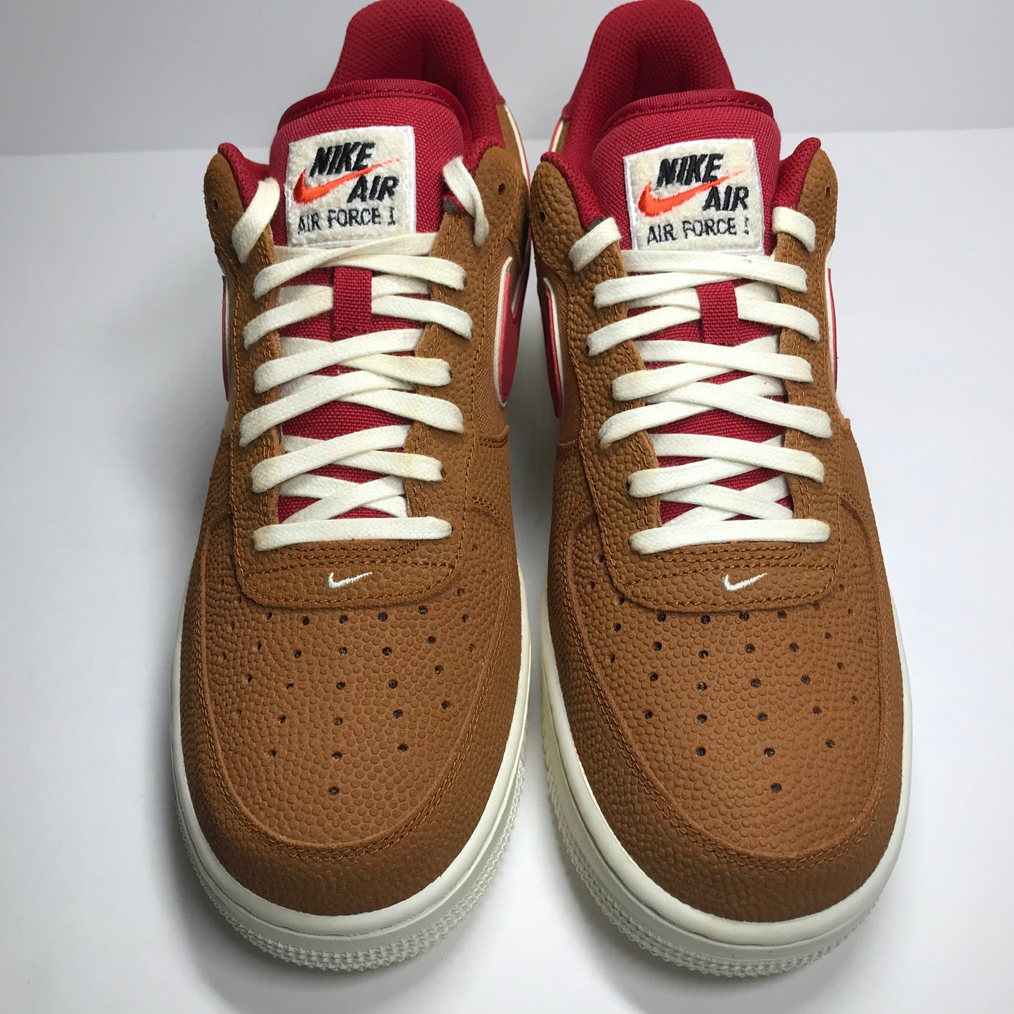 Nike Air Force 1 Low '07 LV8 - 718152 206 - Taille 9.5 Tawny/Gym Red Basket Cuir