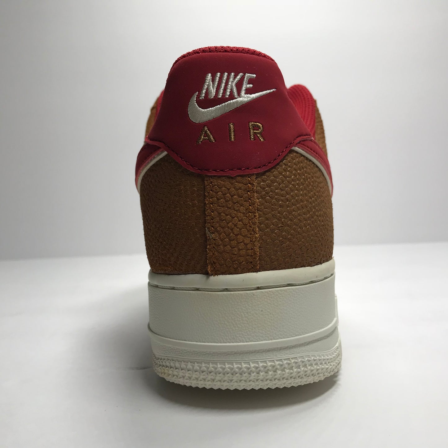 Nike Air Force 1 Low '07 LV8 - 718152 206 - Taille 9.5 Tawny/Gym Red Basket Cuir
