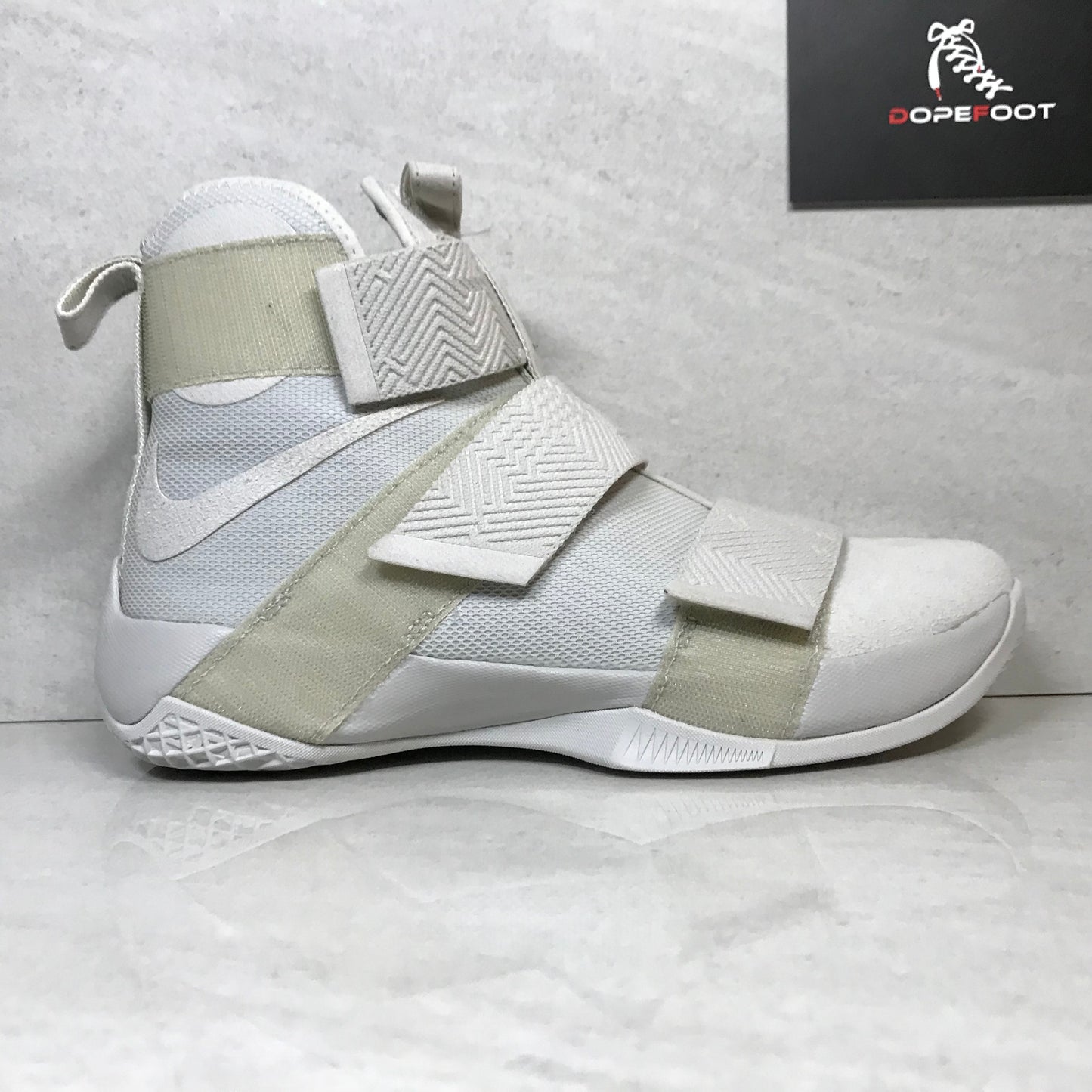 DS Nike Lebron Soldier 10 X SFG LUX 911306 001 Hueso claro Talla 9/Talla 10