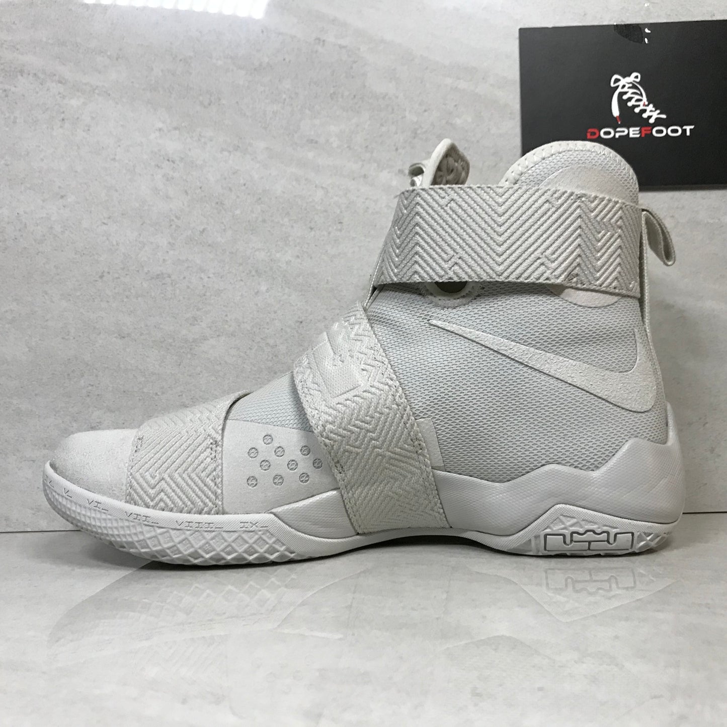 DS Nike Lebron Soldier 10 X SFG LUX 911306 001 Hueso claro Talla 9/Talla 10