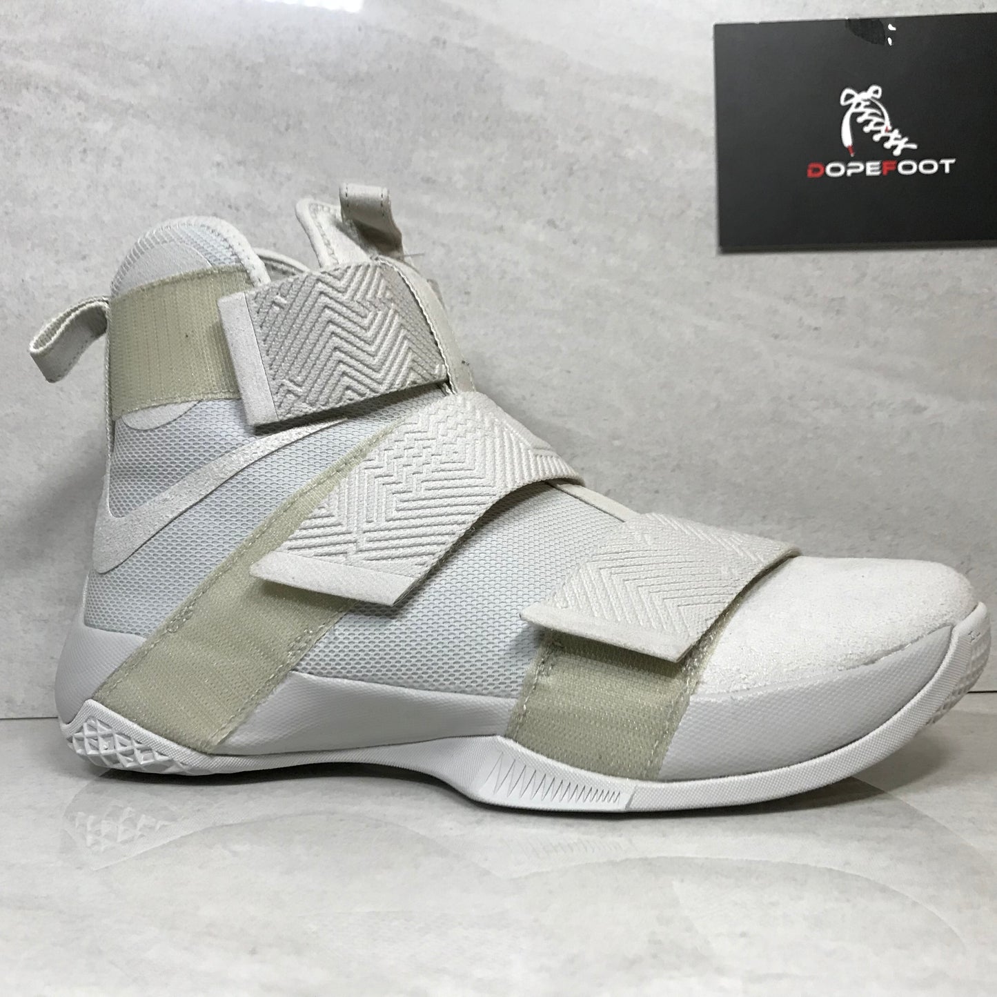 DS Nike Lebron Soldier 10 X SFG LUX 911306 001 Hueso claro Talla 9/Talla 10