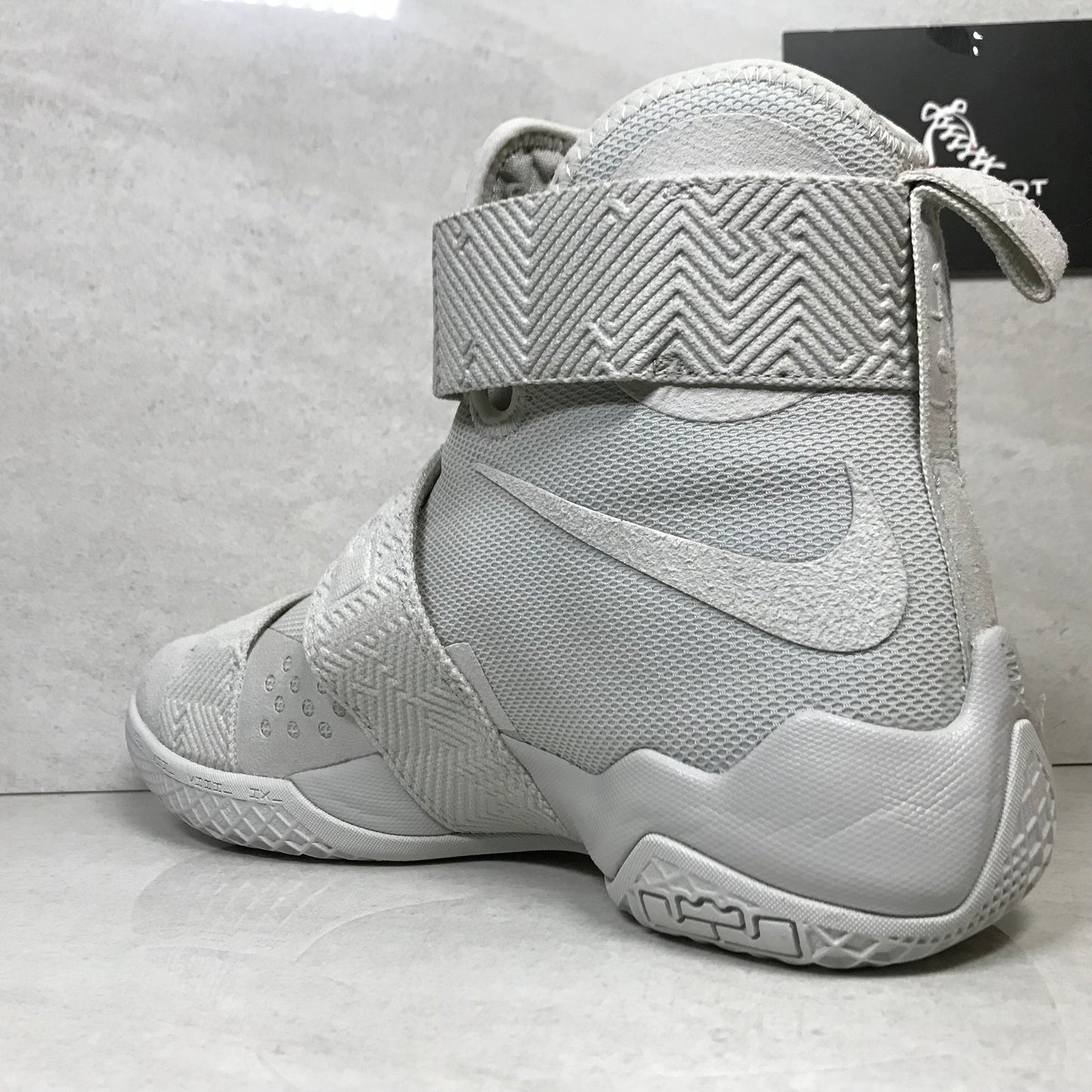 DS Nike Lebron Soldier 10 X SFG LUX 911306 001 Hueso claro Talla 9/Talla 10